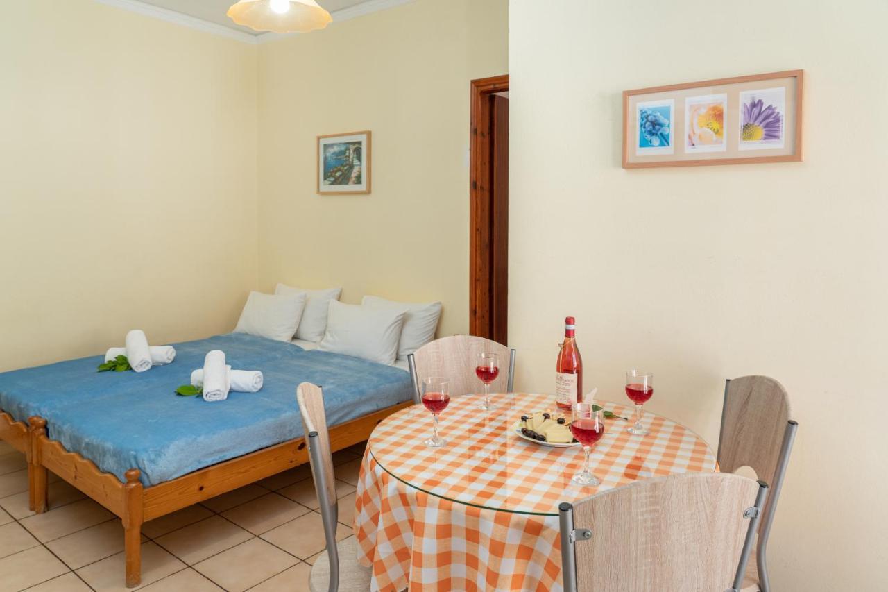 Alexatos Studios & Apartments Ajía Effimía Kültér fotó