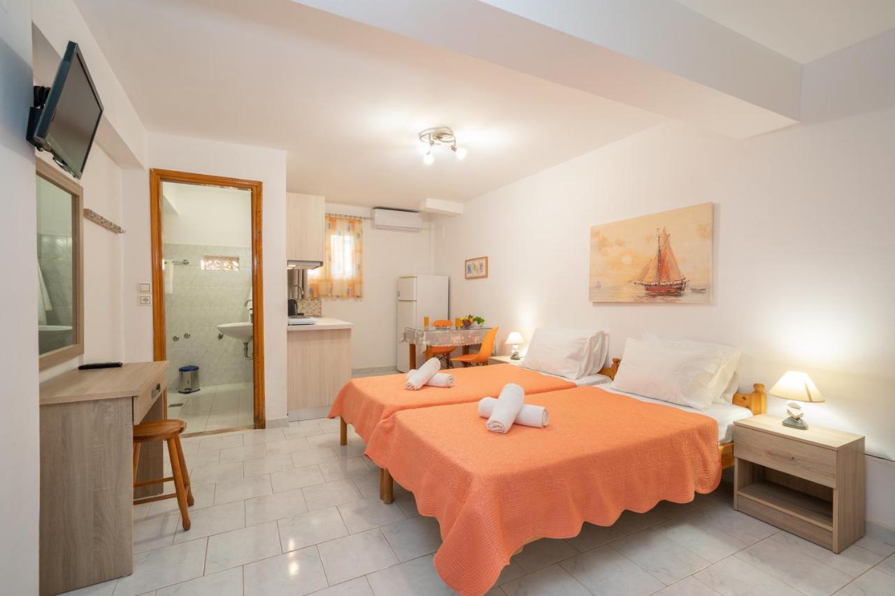Alexatos Studios & Apartments Ajía Effimía Kültér fotó