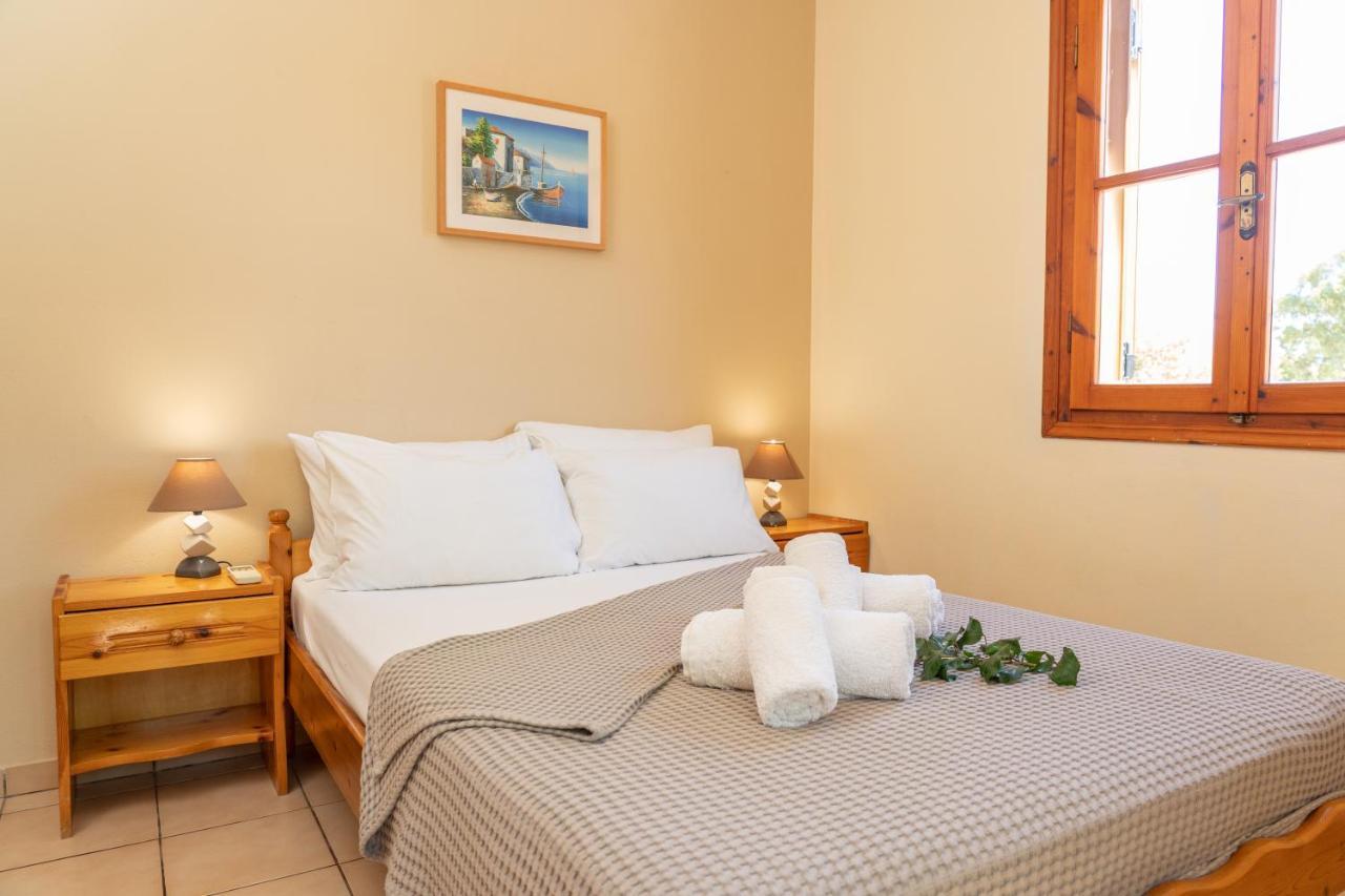 Alexatos Studios & Apartments Ajía Effimía Kültér fotó
