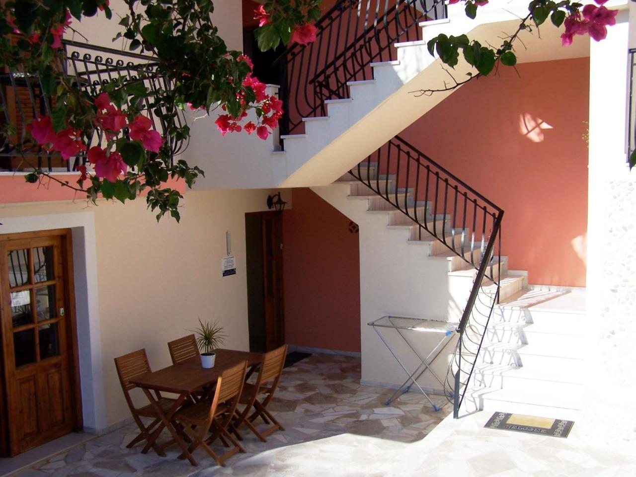 Alexatos Studios & Apartments Ajía Effimía Kültér fotó